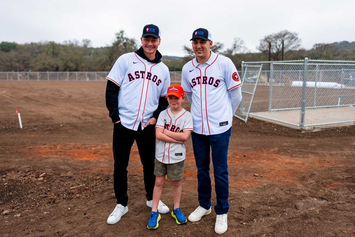 On site at Ingram Little League Ballpark. 🧡
With the help of the @AstrosCares, we’re here to see the progress of the field refurbishment that was impacted by the floods in Central Texas.