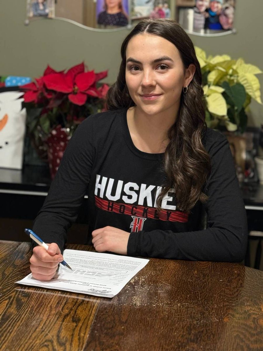 thebrandonsun's tweet photo. Mya McDonald certainly isn’t afraid of a challenge. The 17-year-old blue-liner, who grew up on a farm near Strathclair, has committed to join the Dakota College at Bottineau Lumberjacks women’s hockey and softball teams next fall. https://t.co/DEMd7H5gSA  #bdnmb https://t.co/dNZ3tgoL2d