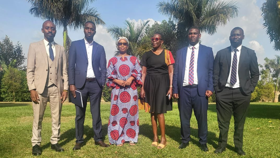 ug_lawsociety's tweet image. POST-ELECTION AFTERMATH: Our most perpendicular VP @AsiimweAnthony2, and Treasurer, @IsikoArthur—representing the President, @IsaacSsemakadde, SC, and the entire Governing Council—led the #RapidResponse team on a courtesy visit to the home of the former Presidential Candidate in