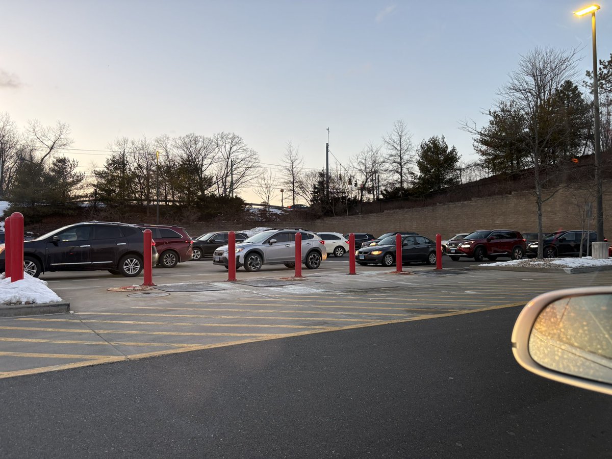 DarrenSweeney's tweet photo. if you were thinking of going to the store tonight in CT ( and I assume the entire northeast) .. think two days before Christmas crowds + - this is @Target / @Costco near In #NewBritain #Stormpreps https://t.co/OSrjKw4Xxc