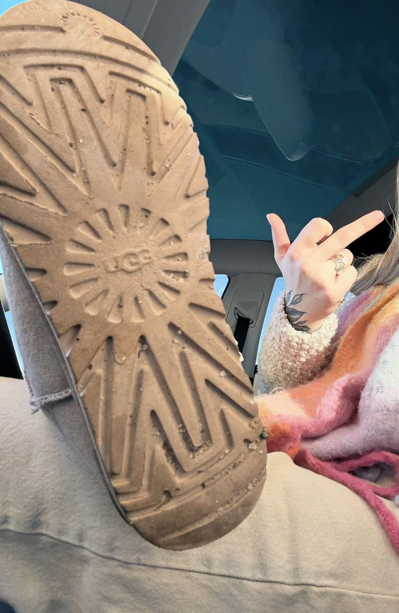 SpoilAmberr's tweet image. lick out every single speck of dirt in my Uggs
