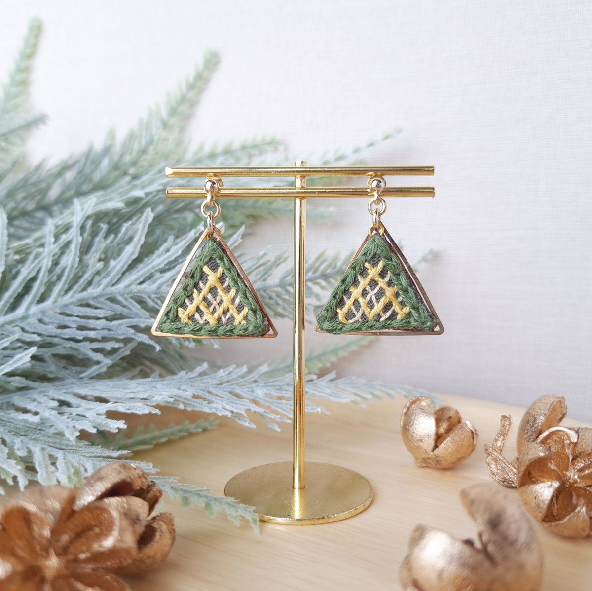 #ゆらゆら視線ハンター 
#365DIYtheme 

本日は揺れ動く作品全般ということで、当店のおすすめはコチラ✨

《Autumn plaid》シリーズのピアス/イヤリングの3色です❤️💛💚
手刺繍で表現したチェック柄を丸・四角・三角の幾何学モチーフパーツに🪡