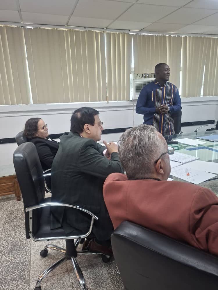 vrg_ucm's tweet photo. Resultado del Proyecto ELAM, creado por el lider de la Revolución Cubana, el Dr. Mamadou Saye Diallo nacional de Mali, presentó hoy su tesis y examen final de especialista en Medicina Intensiva y Emergencias, con excelente resultado, expresado así por el tribunal que lo examinó. https://t.co/OyMSwC0Nnz