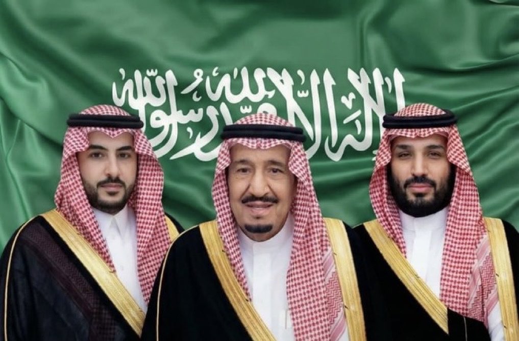 ( انتهى ) !!

عَلِّم  اللي  .. ممتحنّا .. في وطنّا
من سنين يْخاتل بثوب السياسة

يحسب انّا مادرينا .. يحسب انّا
مانشوفه ماشيٍ درب الخَساسة

خالَف الهقوه .. وخَيّب كل ظنّا
 ويْتبَخْتر لابس اكبر من  مقاسه

صمتنا صمت  الحكيم اللي تمنّا
رجعة التايه عن دروب النجاسة 

وصبرناصبر الشجاع