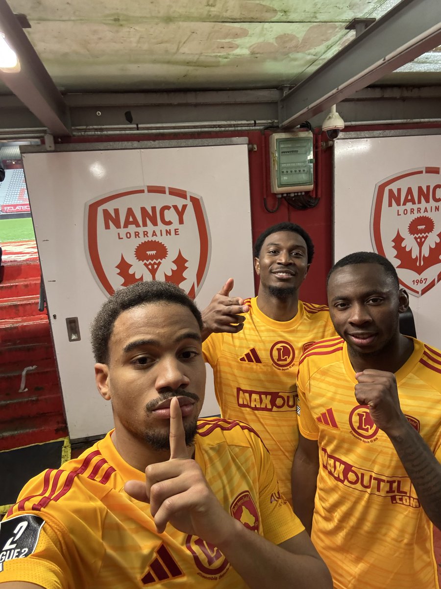 OfficielRAF's tweet photo. 🤳 Le 𝐬𝐞𝐥𝐟𝐢𝐞 𝐝𝐞𝐬 𝟑 𝐛𝐮𝐭𝐞𝐮𝐫𝐬 du soir 🥹

Les maillots 𝐩𝐨𝐫𝐭𝐞́𝐬 𝐞𝐭 𝐬𝐢𝐠𝐧𝐞́𝐬 par Nagera et Baldé sont en ligne ici 👉 https://t.co/E9VJA6r84u

𝐄𝐧𝐬𝐞𝐦𝐛𝐥𝐞, 𝐜’𝐞𝐬𝐭 𝐭𝐨𝐮𝐭 ❤️💛 #ASNLRAF https://t.co/oHVzVQhGpN