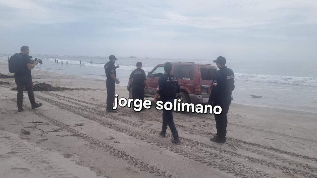 #iquique en playa Ike Ike personal de la Armada sorprendió a una mujer de nacionalidad boliviana que conducía un jeep por la orilla de la playa.
No tenia licencia de conducir y además está en forma irregular en Chile
