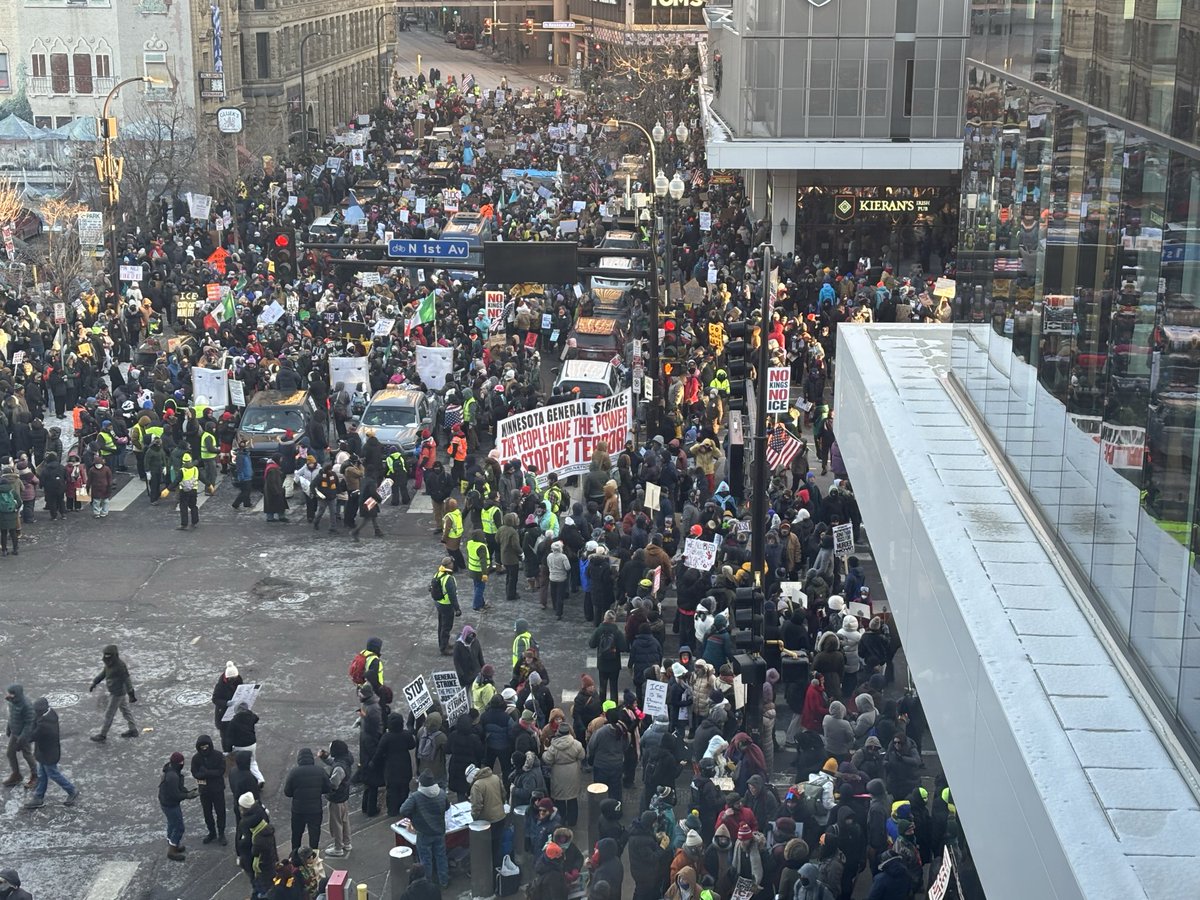 Crowd is so big! There is the arena, and here are people waiting to get in.