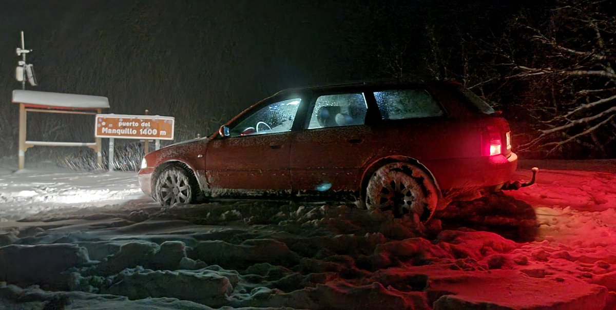 Puerto del Manquillo, 22:20 h.
Nevando devilmente (sí, muy devil 😈), -2 °C y +20 cm de nieve en la calzada y fuera de la calzada.
Desde Pineda rumbo a Riocabado: tráfico cero.
Solo algún ciervo en la vía (cenando sal)🦌❄️
<a href="/Meteoburgos_/">Edu</a> <a href="/meteoduruelo/">Agustín Sandoval</a> <a href="/MeteoHacinas/">MeteoHacinas</a>