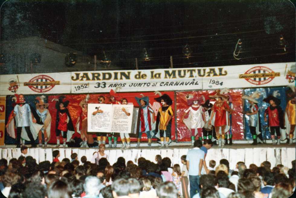 Carnaval son sus tablados que dan vida a los juglares, esos teatros populares por la gente levantados. Un macramé delicado de guirnaldas de colores donde vibran vozarrones de denuncia y rebeldía. Donde reina la alegría, doña, y florecen los amores. 

FELIZ CARNAVAL.