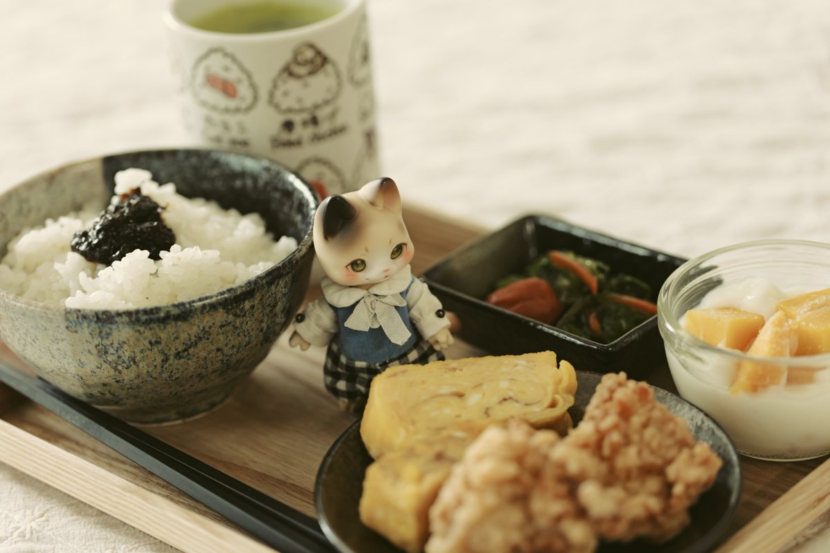 今日は珍しく甘い卵焼き。
ミッケはこれを狙ってる🤭😺
喉の様子を昨日の夕方病院で診てもらったら治ってました！ご心配をおかけしました😌
あんな怖いのもう2度とごめんやー。