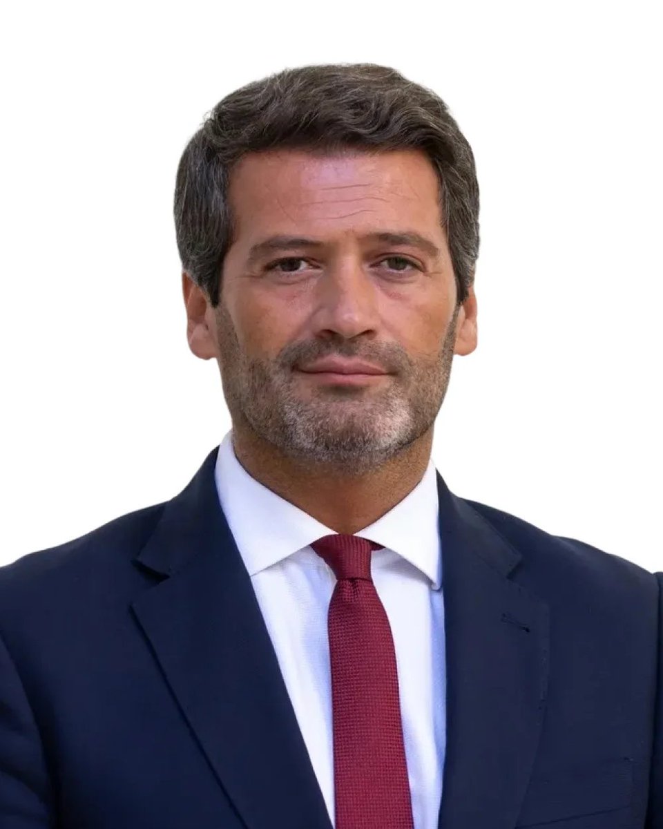 Sobre o Andre ventura,

1. Entrou para a Política Tarde para servir o POVO e não para se servir do povo como os outros.

2. Era um dos Melhores e Mais respeitados Comentador de Desporto da TV

3. Advogado e jurista de Sucesso 

4. É casado com uma Mulher RICA 

Ele não precisa da