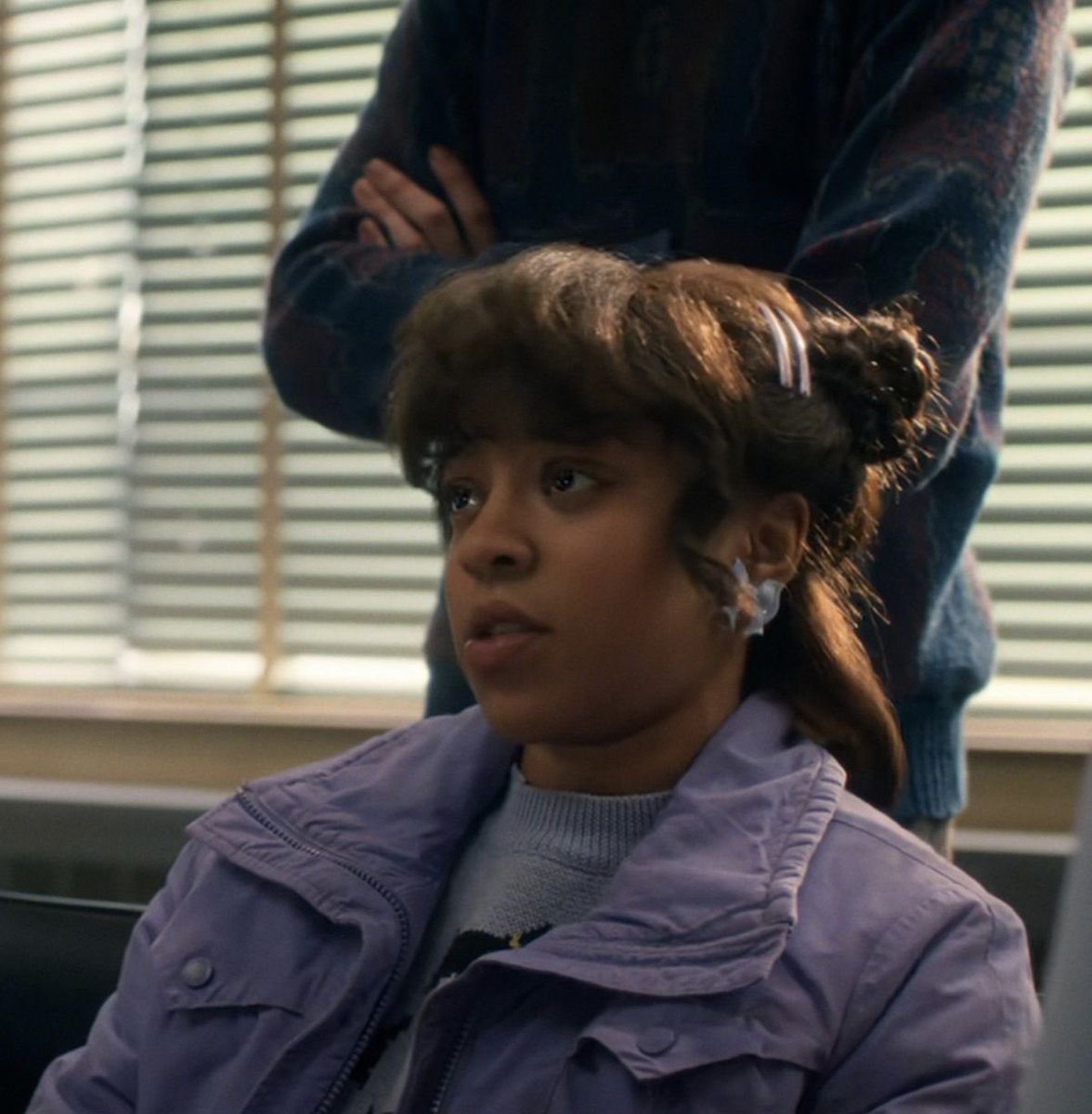 the bow earrings and space buns she’s so cute