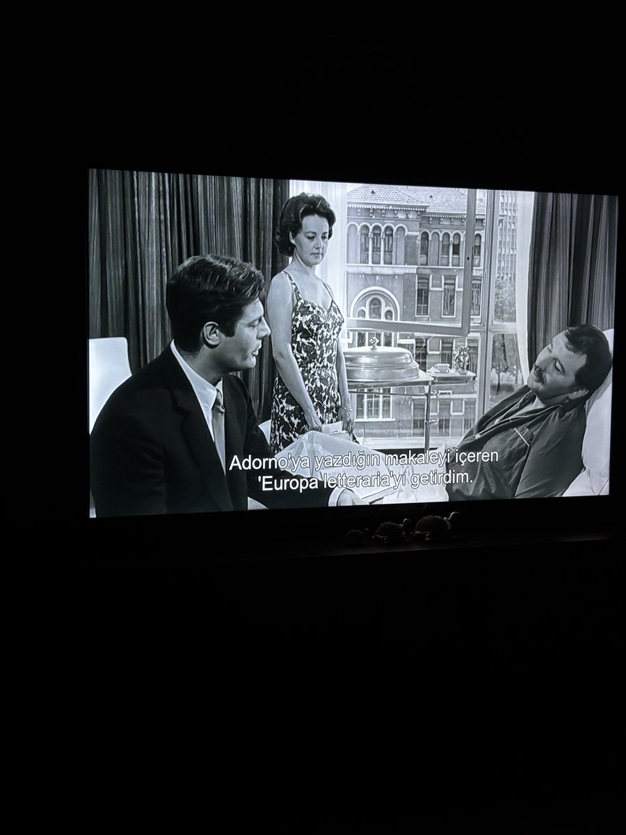 italyan yönetmen michelangelo antonioni’nin 1961 yılında senaryosunu yazıp çektiği, marcello mastroianni, jeanne moreau, monica vittinin başrollerini paylaştığı, insanın duygularının belirsizliği, yalnızlık ölüm ve gerçeğin bilinmeyen yüzüne dair filmi.