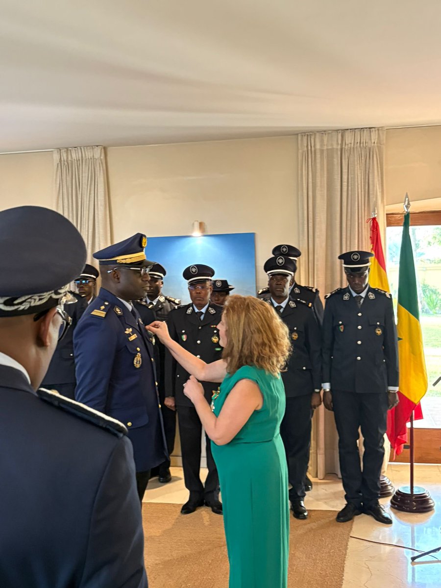 🇪🇸 🤝🇸🇳 La embajadora de España, Dolores Ríos, acogió en la residencia el 15 de enero, el acto de entrega de condecoraciones por parte de la Policía y de la Guardia civil a 4 gendarmes y policías de Senegal, reflejo de la excelente cooperación entre 🇪🇸 y 🇸🇳 en materia de interior