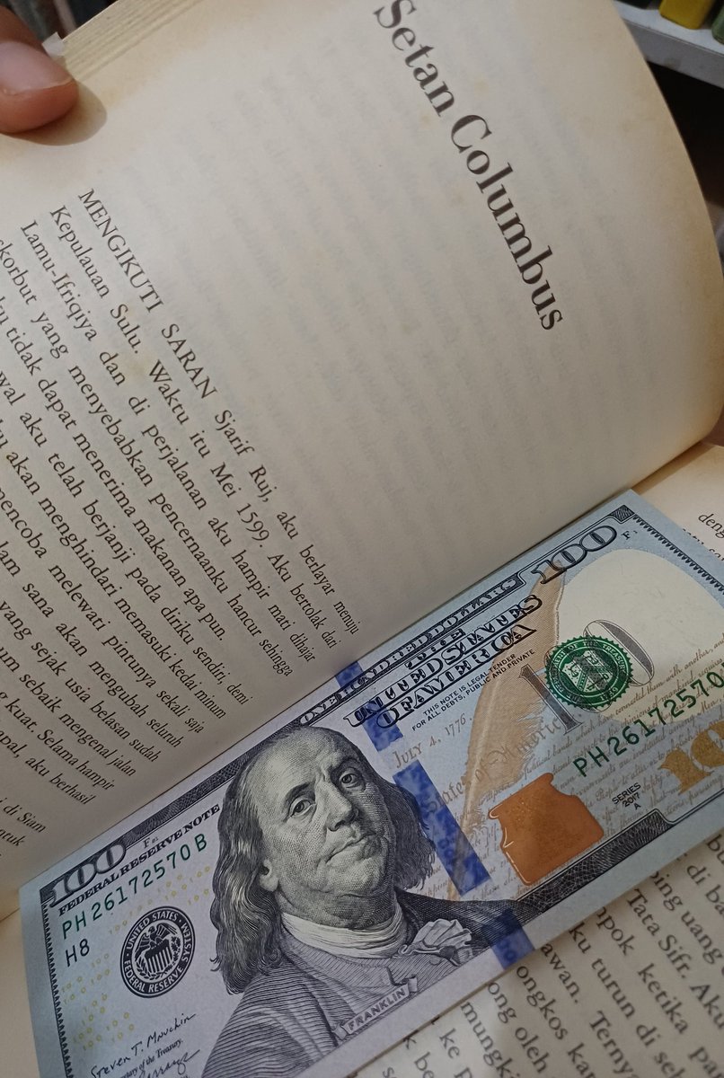 Pas bapak w meninggal ada orang takjiah ngasih w 100 usd. Dia bilang gabole lecek biar bisa dituker. Gua jadiin bookmark biar gak lecek.