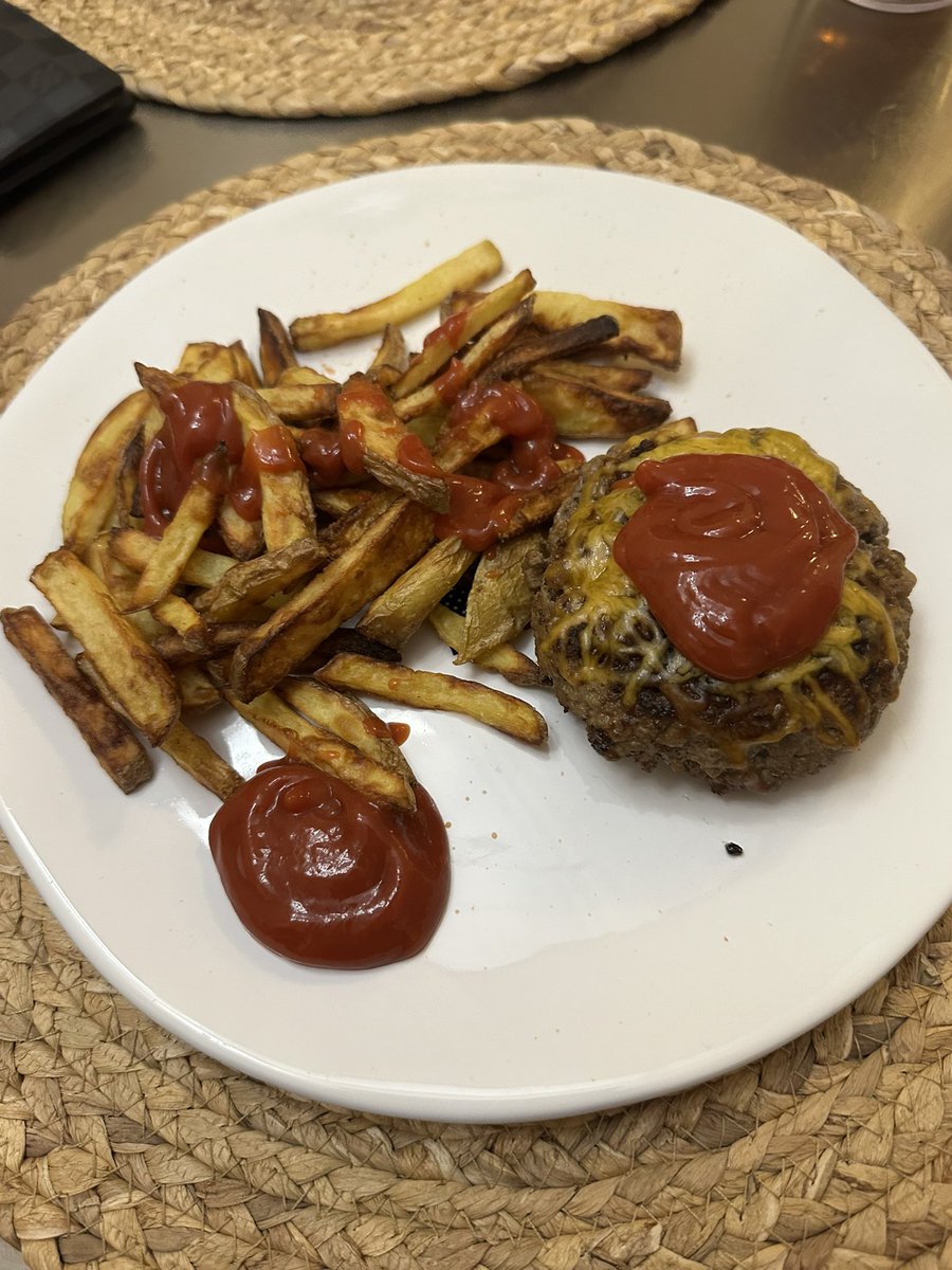 The feed Duf Daddy series is back. Sliced up air fried Yukon gold potatoes with avocado oil and salt, 93% lean burger with a little shredded cheddar. No sugar added ketchup (10cal per 1 tbsp). Roughly 700 calories 🔥
