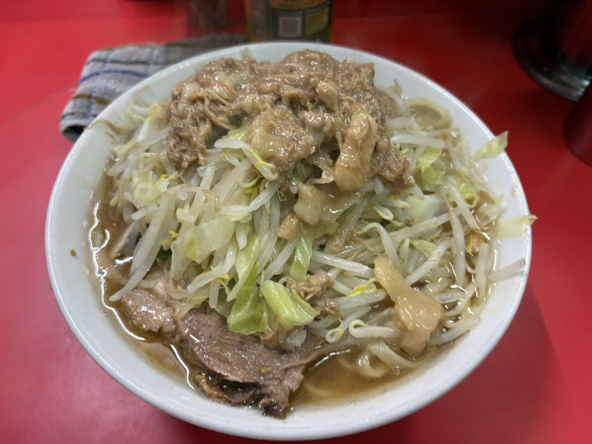 ラーメン二郎 松戸駅前店

小ラーメン        ¥1100
コール: アブラ

10ヶ月ぶりのマツジ

最後回は微妙だったが今回は当たり回👍

麺友は1年半振りの訪問だったが、1口目から感動してた 笑

デフォ量の食べ応え…
腹パンで大満足でした😋