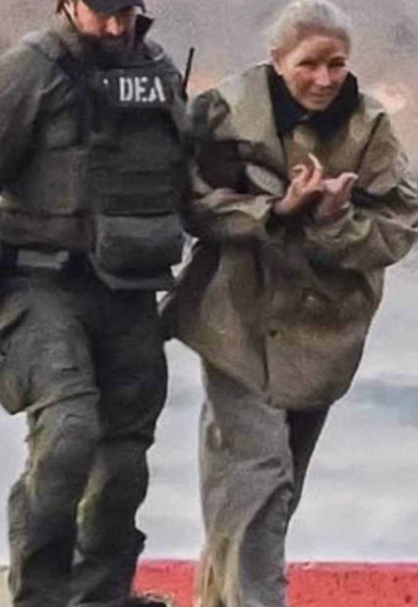 Hoy, de esos dos casi no se habla: desplazados, enterrados políticamente y camino a pudrirse en una celda. Qué ironía… y qué satisfacción.

Los que siguen tentando la paciencia y reprimiendo, serán borrados con la misma técnica usada en las narco lanchas. 

Viene más humo