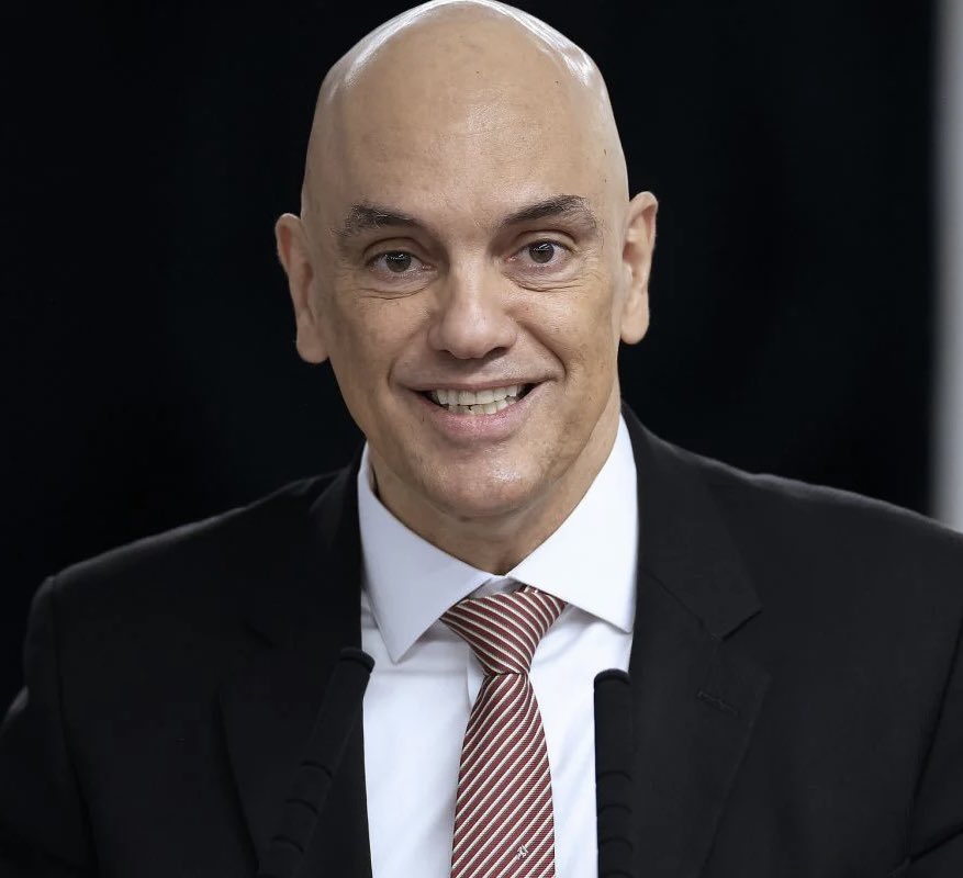 pedrorousseff's tweet image. 🚨URGENTE! Alexandre de Moraes ACABA de PROIBIR manifestação de Nikolas na porta da Papudinha. 🔥🔥

- Xandão também AVISOU que quem COMPARECER ao local será PRESO! 🚓🚔 

ACABOU A PALHAÇADA! 🇧🇷👍
