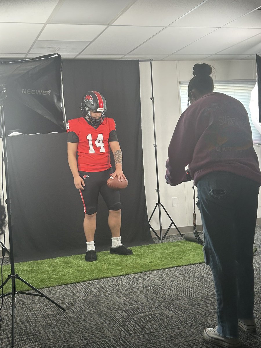 RylanTuuaga's tweet photo. Blessed for the visit to Simpson and thankful for receiving an offer from @unko_drew_ thank you for believing in me 
 
@CoachMays21 @Coach_Green26 @LHS_TrojansFB https://t.co/KWqnoi1muu