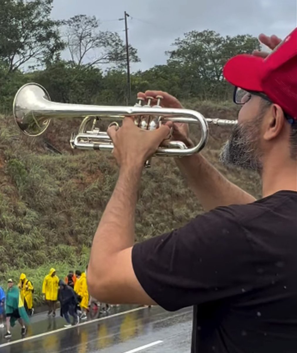 vinicios_betiol's tweet image. O vídeo do Trompetista tocando o berrante pra caminhada do Nikolas Ferreira já bateu quase 3 milhões de visualizações na outra rede. Saiu nas páginas de fofoca e já pegou outros milhões de visualizações também. Nos comentários, a população está chamando os deputados da caminhada…