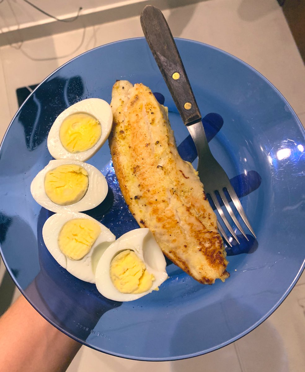 Capatxt's tweet image. Hoje eu não treinei, trabalhei mais que o costume, mas isso é motivo para não treinar? Enfim, só comi pra bater a meta de proteínas, estava muito gostoso, vamos de jejum. 🍏