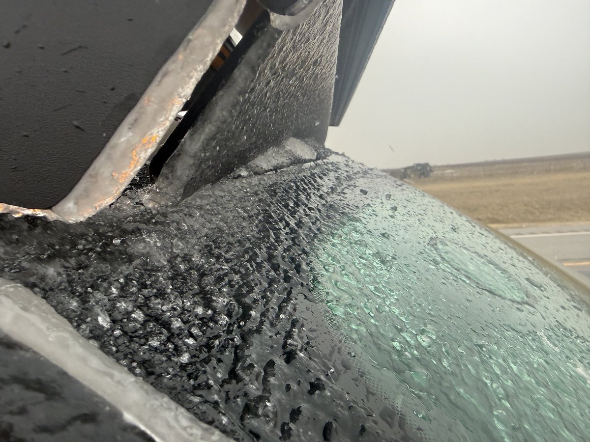 KOCOMichael's tweet image. Windshield icing up fast near Lawton, OK. Mix of freezing rain and sleet. #okwx #koco5