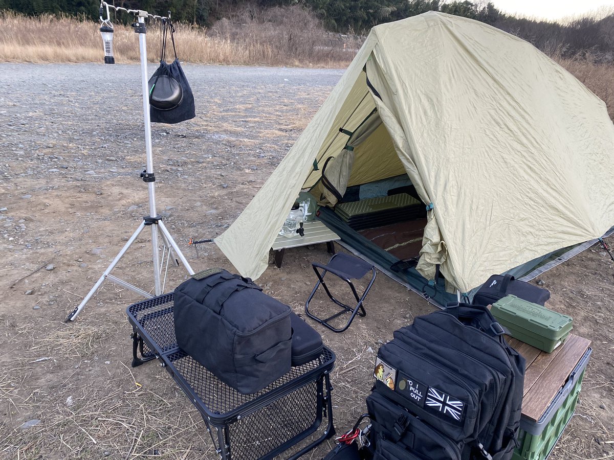 creativecamp3's tweet photo. 寒波ということで、最低限の冬装備を持ってフィールドへ！っと思ったらイスを忘れたことに気づき、途中100キンでパイプイスを購入。このイス我が家にもう２つあります、、、大汗。 #キャンプ #ムーンライト2 https://t.co/XqNnxD0nqs