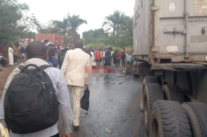 mediacongo's tweet photo. #KongoCentral: Au moins 4 morts, dont une femme et trois hommes, ont été enregistrés après un accident de circulation impliquant un camion-remorque des sacs de ciment qui a perdu ses freins sur la #RN1 au niveau de la cité de #Kimpese, dans le territoire de #Songololo
https://t.co/cYedZSNgpc
