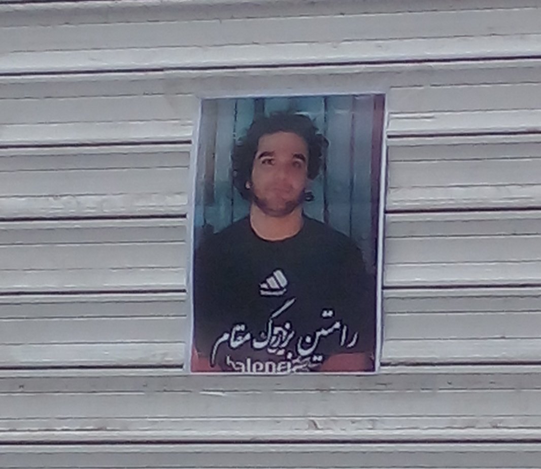 rosster666's tweet image. تنها چیزی که من از تو میدونم این عکس بی کیفیت و نامت بود که روی تمام مغازه خیابون زده بود و حرف یکی از بستگانت که نمیدونم پدرت یا برادرت بود که گفت با یک گلوگه کشتنش.
به عنوان یک عضو کوچیک نمیزارم اسمت فراموش بشه.
#رامتین_بزرگ_مقام