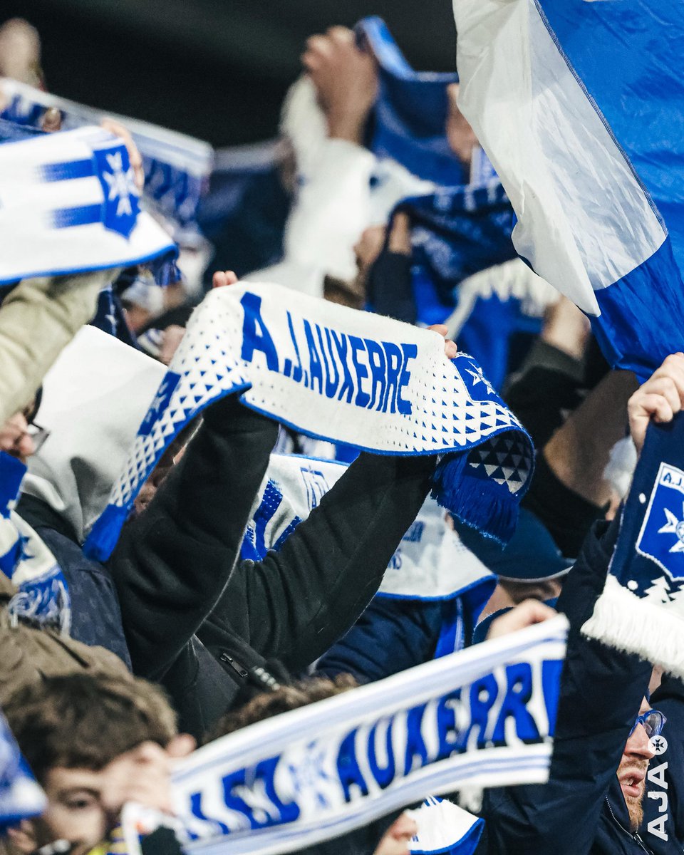 Déjà tournés vers le déplacement à Toulouse. On reste ensemble ✊#TeamAJA #AJAPSG pic.