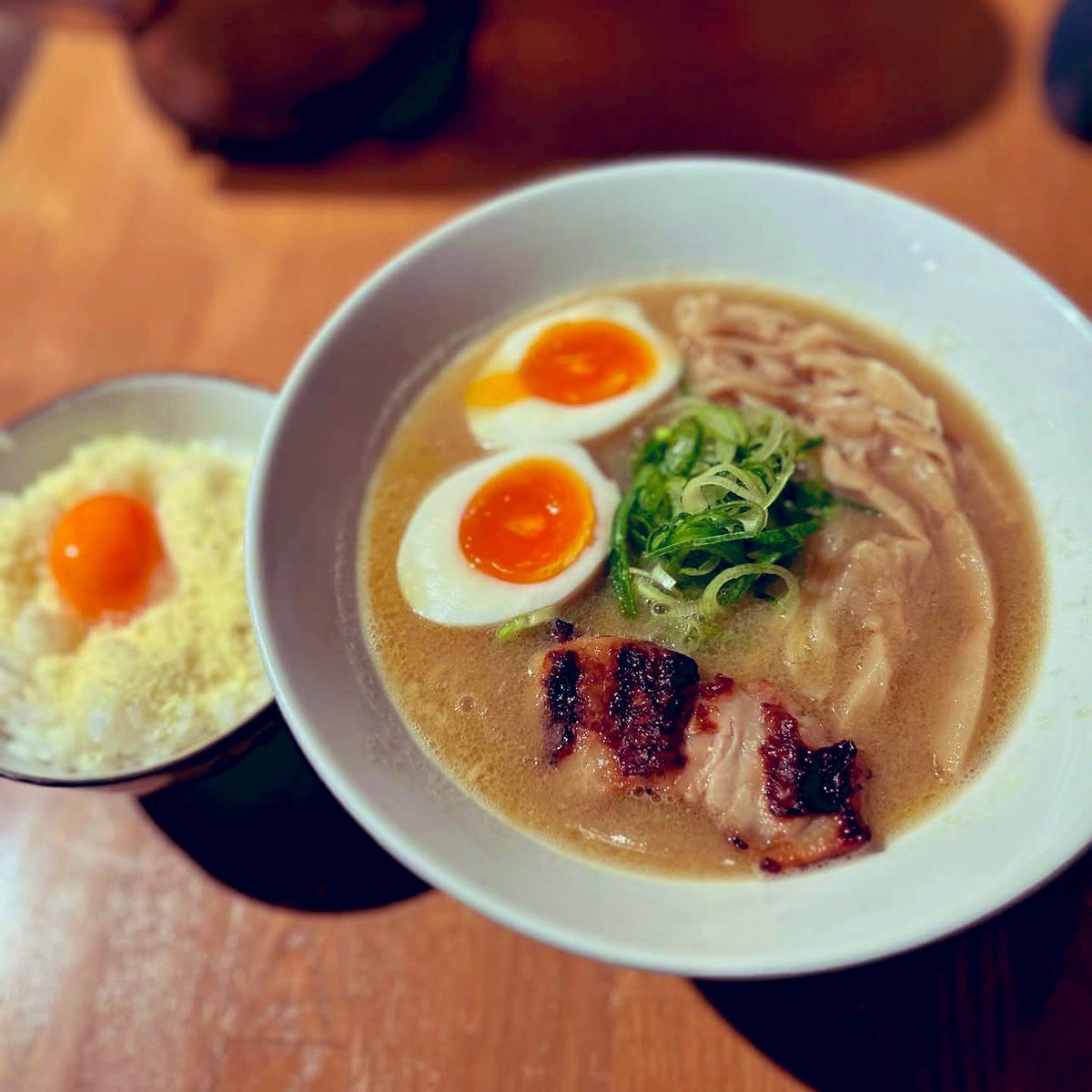 【冬の土曜日。凛とした空気の中で】

朝、外に出た瞬間、
きりっと澄んだ空気に、
「ああ、冬だな」と感じる土曜日。

街は少し静かで、
時間の流れも、どこかゆっくり。
こんな日は、
身体だけでなく、心まで温まるものを求めてしまいます。

鶏の旨みと、たっぷりの野菜を重ねた