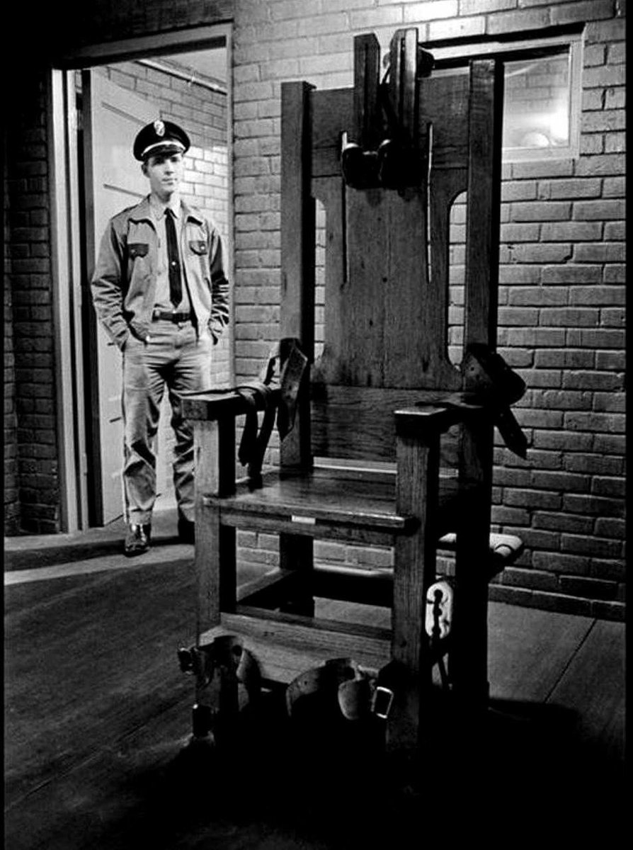 FrenchRapUS's tweet image. 🚨 Un homme noir vient d’être innocenté 70 ans après son exécution en 1956 pour le v*ol et le meurtre d’une femme aux États-Unis. 

Il avait seulement 19 ans 💔