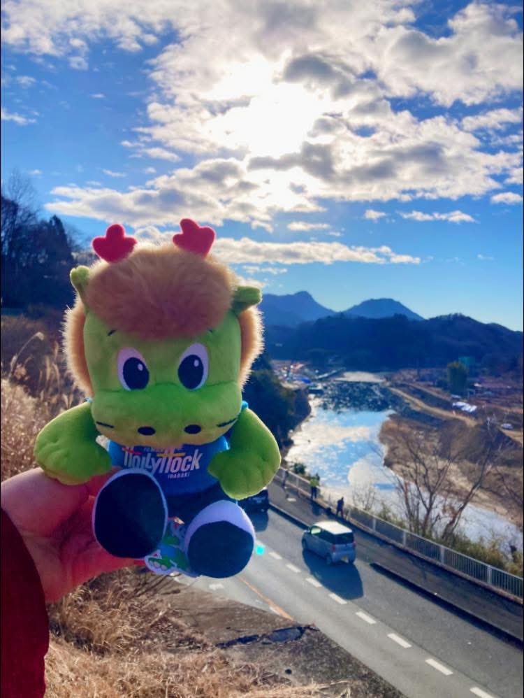 令和8年1月24日（土）双葉食堂ホーリー君も〜今しか観れない〜大子町の神秘的な光景〜久慈川のシガを観に来たよ♪🐲❄️🏞️✨
#久慈川のシガ
#袋田ロードパーク
#双葉食堂ホーリー君
#水戸ホーリーホック
#大子町
#袋田の滝氷瀑 
#茨城県