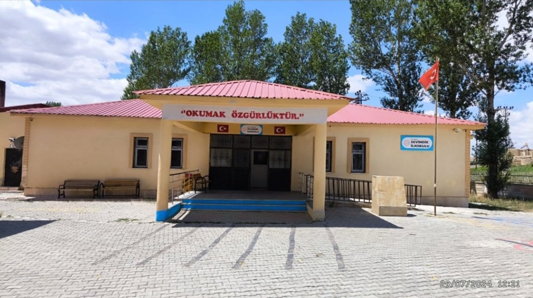 @bahriye_ucok_ Görsel 2015 yılına ait, Van'ın Gürpınar ilçesi, Sevindik mahallesi, Toygun sokakta çekilmiş.

Görseldeki okul taşımalı ve yatılı eğitimi kabul etmeyen ailelerin okula göndermediği 7 çocuk için, geçici olarak bir vatandaş tarafından kullanıma sunuluyor. Kısa bir süre sonra devlet