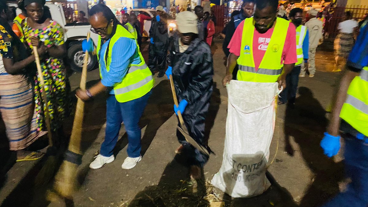 MuhimaRyvcp's tweet photo. Urubyiruko wabakorerabushake rwa @MuhimaRwanda kubufatanye n’inzego zibanze hakozwe igikorwa kinzwi nka "MUHIMA YOUTH, Secure our Streets' Brighten our Nights."hakozwe isuku kumasoko ndetse n’ubukangurambaga  hashyirwaho ibyapa byibutsa abaturage kwita kw’isuku.
@CityofKigali https://t.co/YyKK3iZhv5