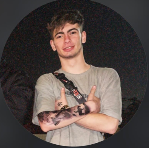 HeKasrehCrisis's tweet image. پیام:

«یاسین داوودنبی، کشته شده در تهرانپارس ۱۷ سالشه. ۴۰۰ میلیون خانواده‌ش دادن و سه شنبه تشییع شد و دفن شد.
نذارید خون رفیقم پایمال شه😭»

#یاسین_داوودنبی