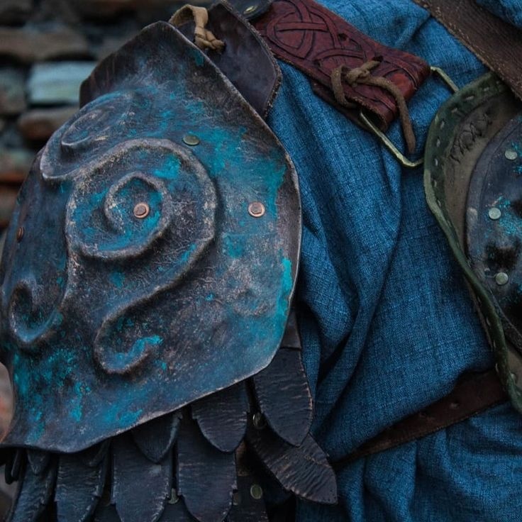 luneabbasi's tweet photo. A armadura de Luneth era quase uma personificação de si mesma. Graças a Aariv, é claro, que a conhecia como ninguém e pode ajudar na criação. E para fechar, colocou seu kit de acessórios que ganhou de presente do noivo no natal! https://t.co/q4zHyDTFTG