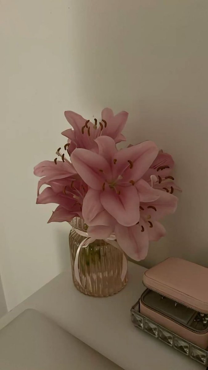 Violet___waves's tweet image. A moment of tranquility captured: a delicate pink flower resting on the pages of a story waiting to be told. What book is currently inspiring you? 🌸