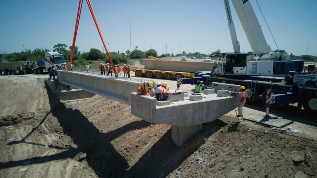 🚧 Comenzó el montaje de las vigas del altonivel que se construye sobre la Av. Vélez Sarsfield de la ciudad de #Córdoba, entre el anillo de Circunvalación y la calle Posadas.

👷‍♀️ Se colocaron las primeras seis vigas de 20 metros de largo, mediante el uso de grúas de gran porte.