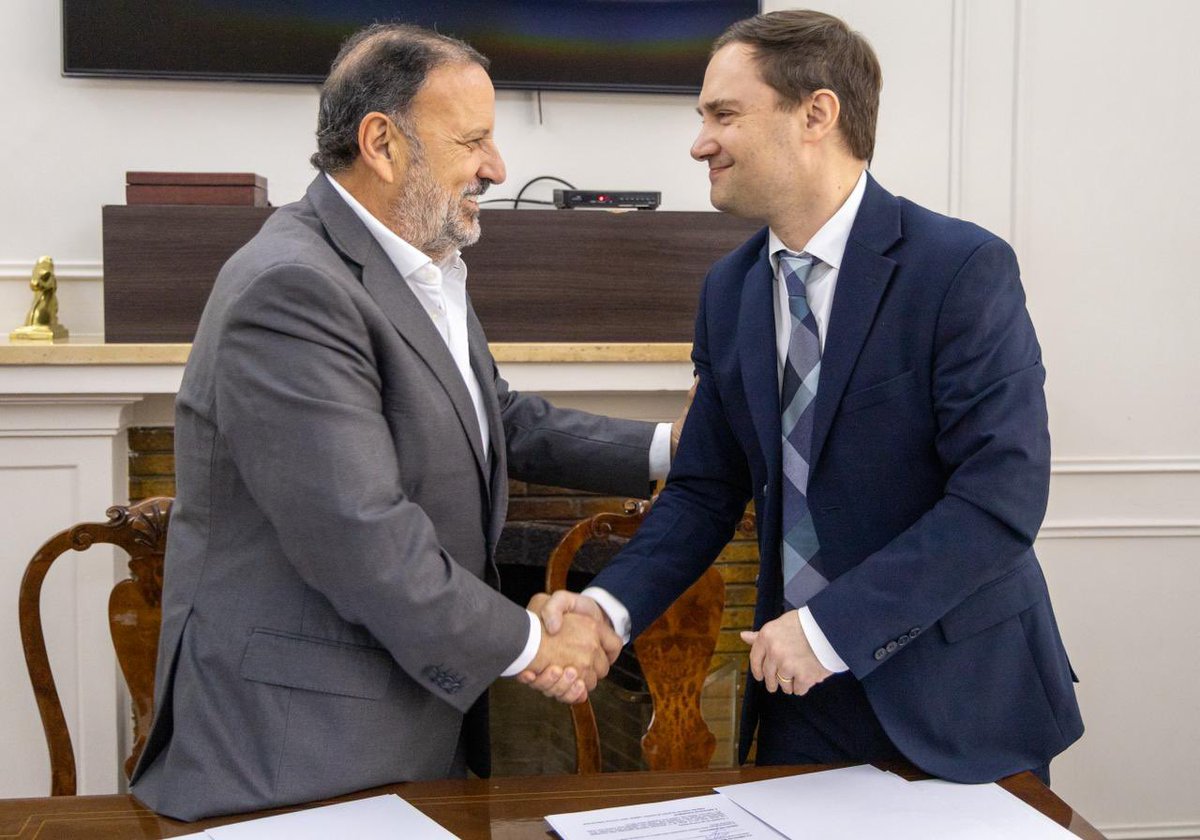 La Rioja mira al futuro y lo construye con desarrollo y soberanía.
Hoy firmamos un convenio tripartito con la empresa American Mineral LLC y EMSE, para la exploración y búsqueda de tierras raras y minerales estratégicos; recursos clave para el futuro, la industria y la economía.