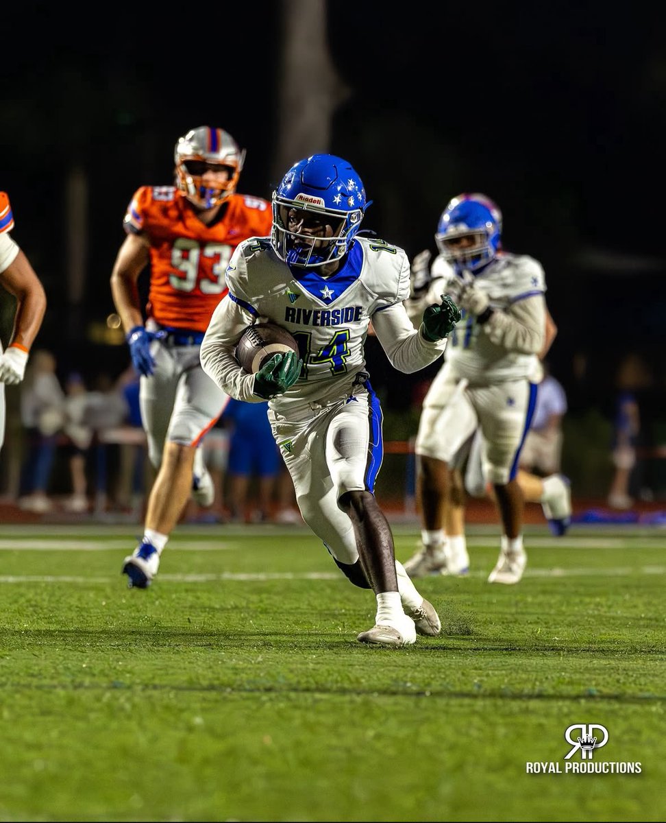 Demetrice11k's tweet image. I’d like to announce I have transferred to Ed white high school. Thank you to the riverside staff and all my teammates for everything. #commanderpride🔰