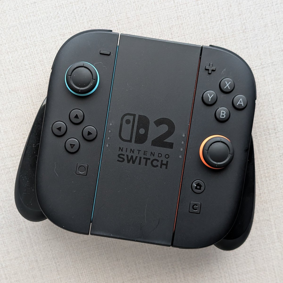 hideto's tweet image. あれ、この形態で充電できなくなった？初代は上部にUSB-Cのクチがあったんだけどな。