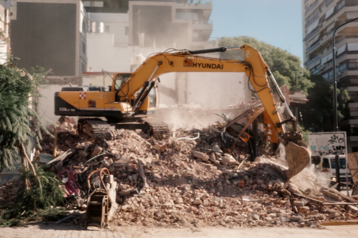 С упоением созерцал процесс разрушения ветхого жилого фонда