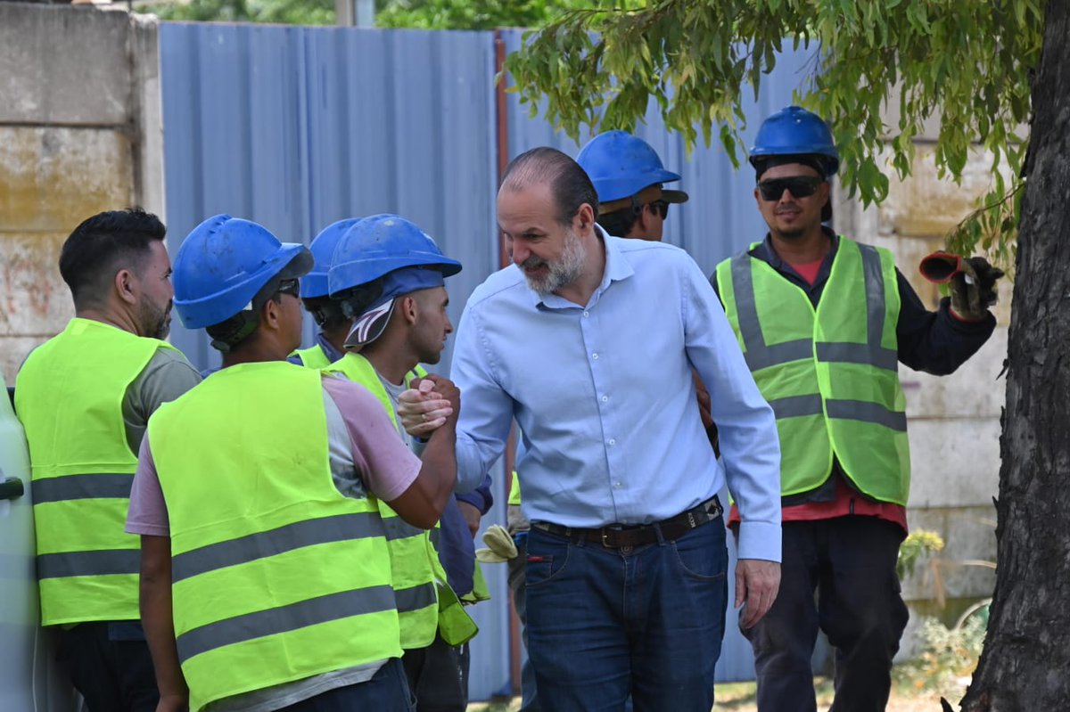 👷‍♂️ Seguimos en marcha para recontruir Bahia.

Supervisamos el inicio de las tareas de repavimentación de calle Donado, que será intervenida entre Falcón y Emilio Rosas, con sus respectivas bocacalles.

Seguiremos trabajando sin pausa y con todo el compromiso que nuestros vecinos