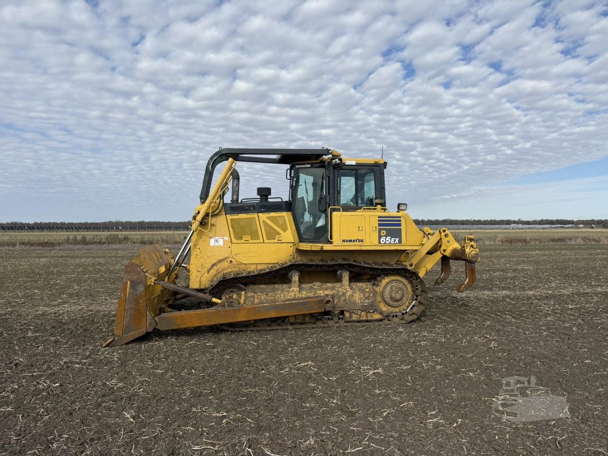 machinerytrader's tweet image. Built for serious dirt work 💪

🚧 2017 KOMATSU D65EX-18 Crawler Dozer For SALE! 🌟

⏱️ 4,497 hours
⚙️ Powershift transmission

View the dozer here ➡️ ow.ly/zabx50XZMNF

#Komatsu #CrawlerDozers #Dozers #MachineryTrader