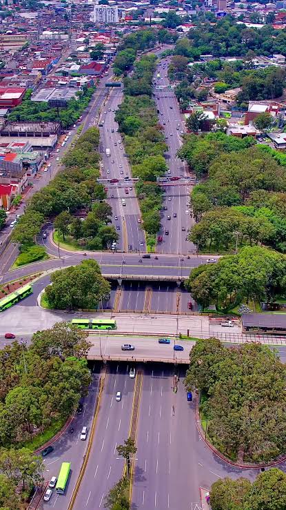 Si algo brinda paz y tranquilidad en la jungla de cemento, son los pocos árboles en las calles de la ciudad de Guatemala. Este pequeño bosque en el bulevar Liberación, El Trébol z12 pronto será talado 🙁 Detengan el #ecocidio <a href="/marnguate/">Ministerio Ambiente y Recursos Naturales 🌳</a> <a href="/GuatemalaGob/">Gobierno de Guatemala 🇬🇹</a> <a href="/CC_Guatemala/">CC Guatemala</a> #NoAlAerometro