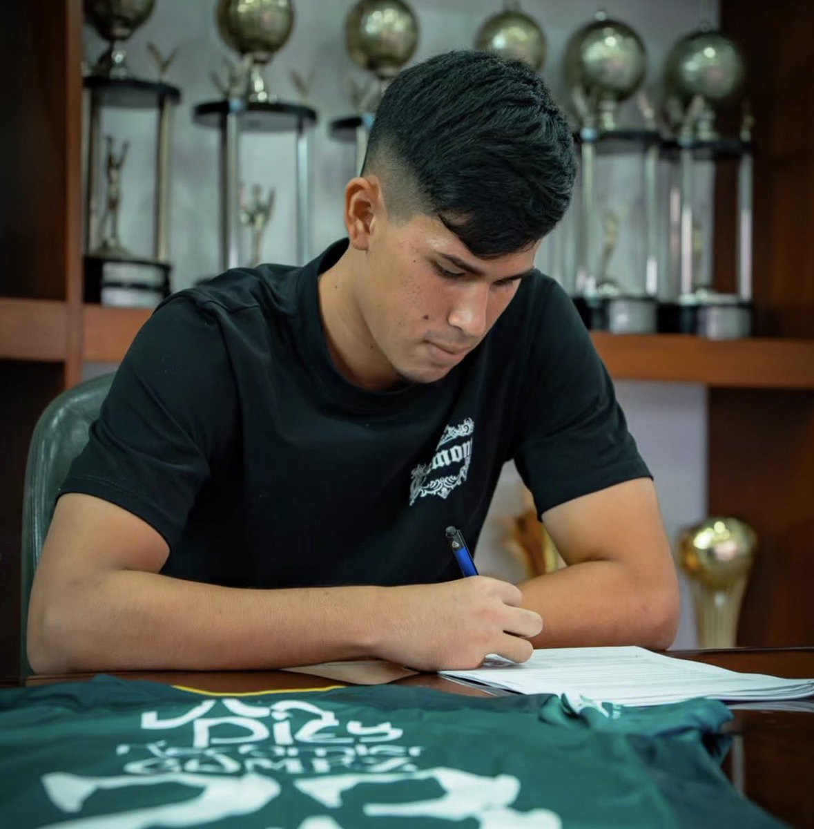 🚨 Como parte del acuerdo que hizo el #Cali para convencer a Joan Gómez (20) de firmar, el nuevo mediocampista del ‘azucarero’ viajará hoy a España a entrenarse unos días con #RacingSantander, por la buena relación entre los clubes 🟢

👀 El equipo europeo tiene prioridad de