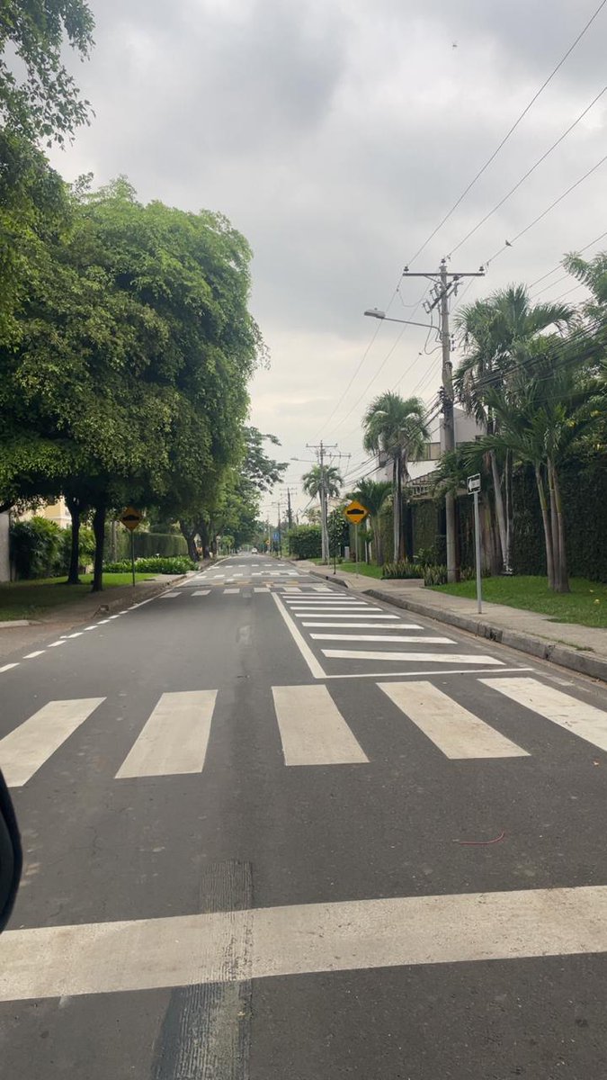 luisvasconez's tweet photo. Por favor explicar este abuso @juanjoseyunez @atvsamborondon colocan parquímetros en km.5 vía Samborondón pero fuera de conjunto Alameda del Río prohíben parquear sin razón lógica, viven decenas de familias incluyendo ancianos, será para beneficiar el negocio de los parqueos? https://t.co/oCQPs6za1Q
