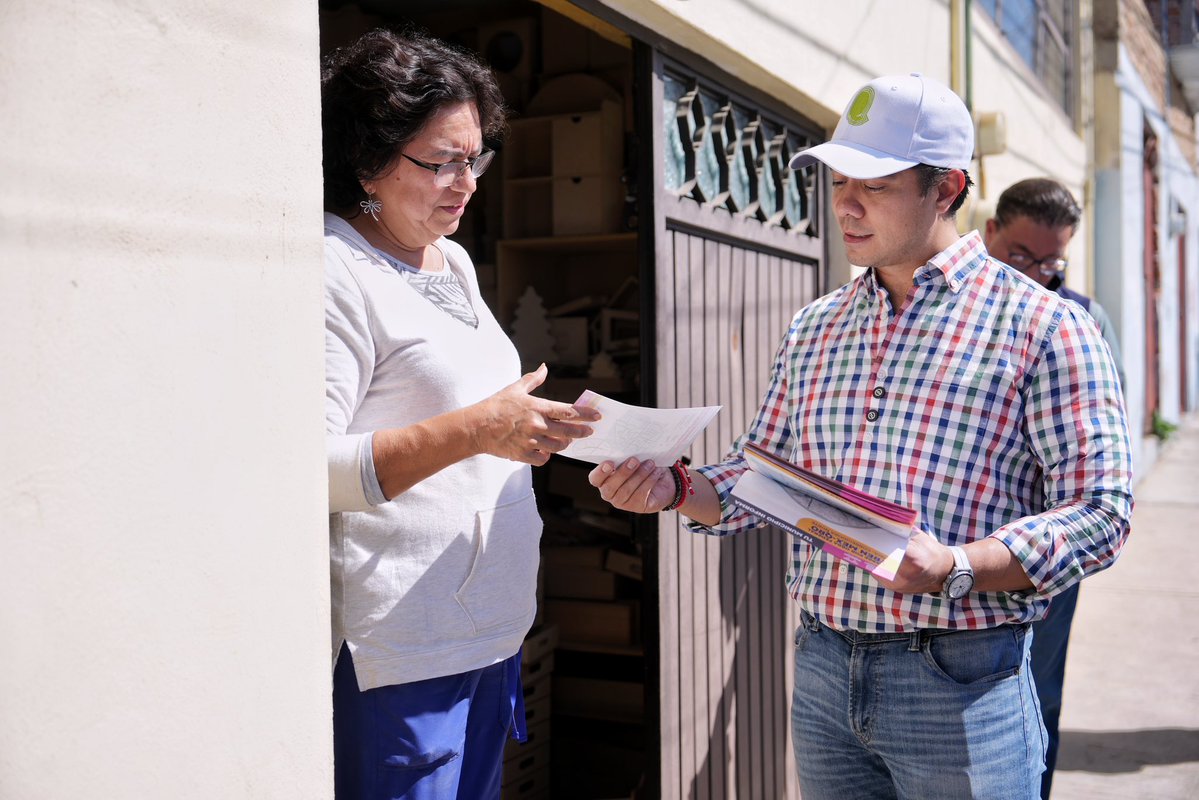 Seguimos en la calle, informando de frente y acompañando a las familias ante el inicio de la obra federal del Tren México – Querétaro.

Más de 500 servidoras y servidores públicos salimos casa por casa para avisar sobre la reducción de carriles en Prol. Corregidora Norte, el